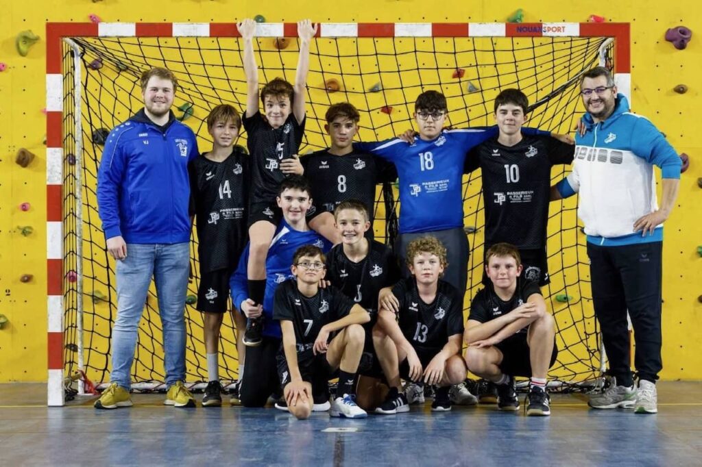L'équipe des u15 garçons du Sarlat Handball Périgord Noir et du Handball Club Vallée Vézère, après leur match du 11/11/2023