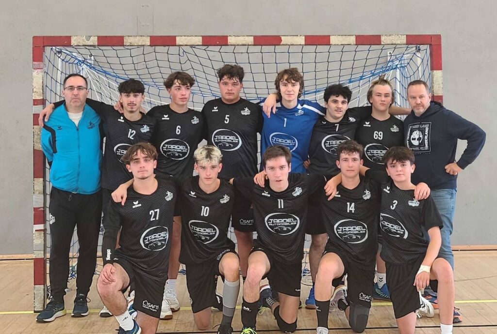 L'équipe des u18 Garçons du Sarlat Handball Périgord Noir et du Handball Club Vallée Vézère, lors de leur match du 18/11/2023